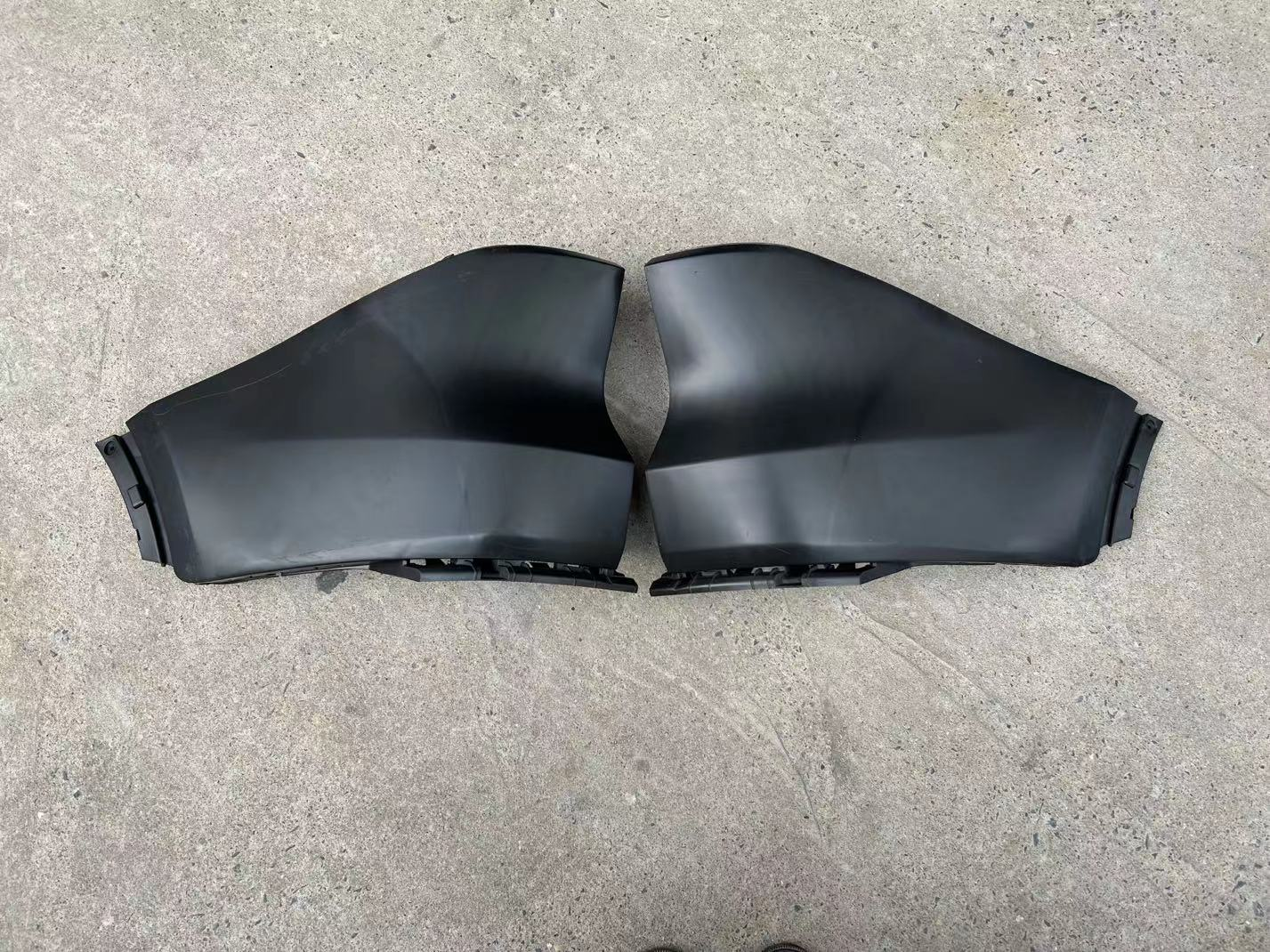 Rear bumper corner right
