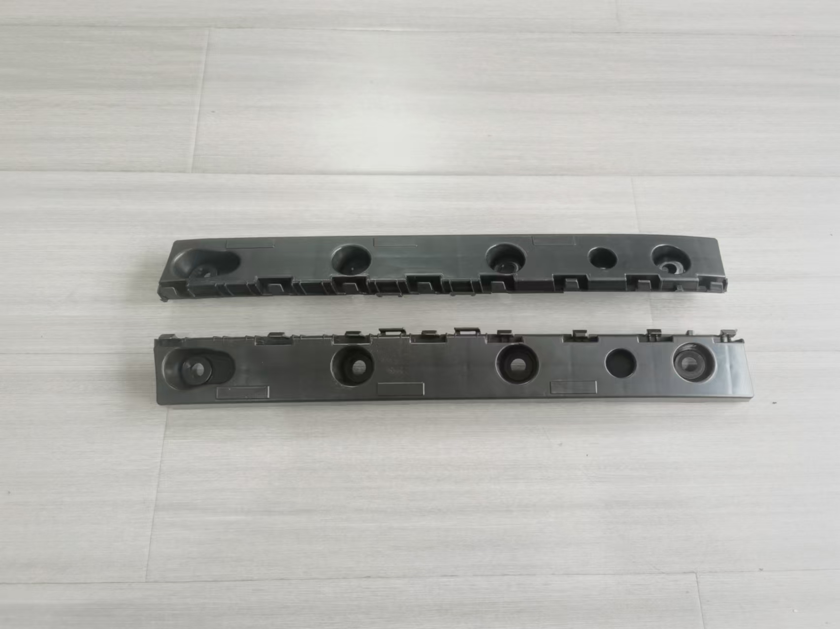 Rear bumper bracket right